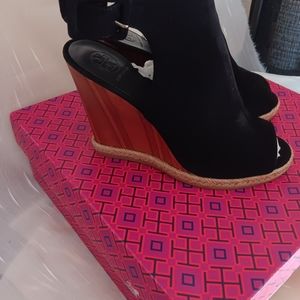 Tory Burch wedge size 6.5